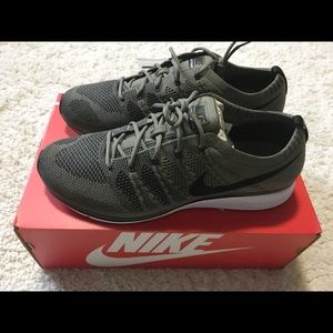 Nike Flyknit Trainer: olive green